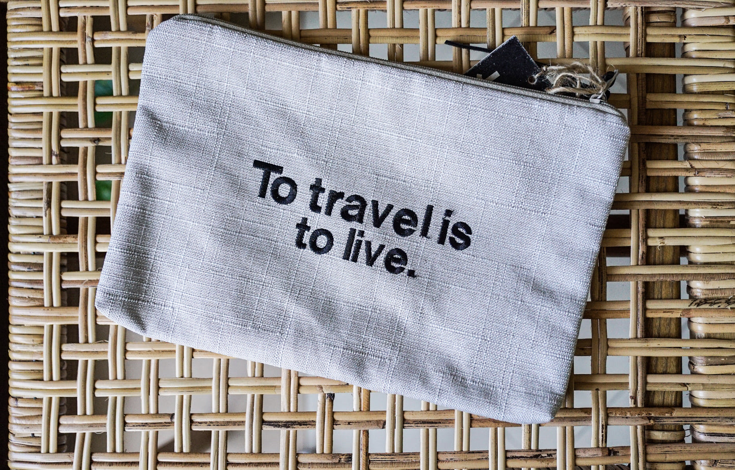 To travel is to live Pouch